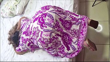 Eu mostro a bunda da minha esposa tímida porque quero ser corno de negros!