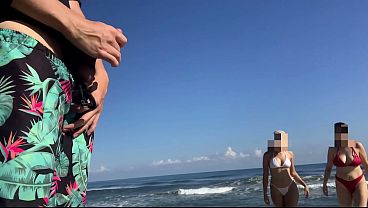 Hombre afortunado se encuentra con dos chicas cachonda en la playa mientras se masturba en público