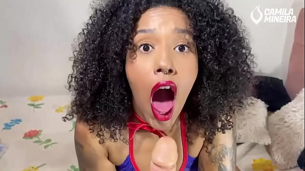 Na noite de Halloween, Chapeuzinho vermelho se masturba enquanto o Lobo mal está fora e tem um orgasmo que faz suas pernas tremerem