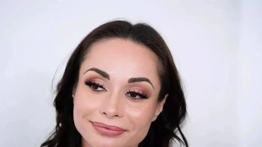 Sensual Big Titted Milf Makes A Deal With The Neighbour And Lets Him Pound Her Perfect Booty