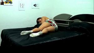 MORENA GOSTOSA GEMENDO GOSTOSO COM PAU NO CUZINHO – CENA COMPLETA NO RED
