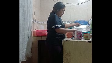 Empleada follada en la cocina, casi nos descubre la esposa de mi patrón CDMX