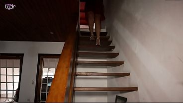 esposa safada faz footjob com pés em marido pauzudo até ele gozar muito