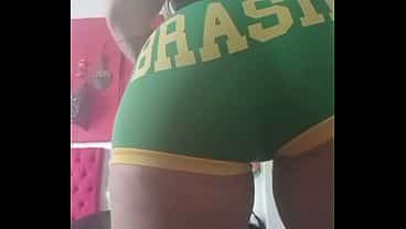 Gostosa brasileira em clima de Copa do Mundo mostrando os brinquedos sexuais e rebolando tarada