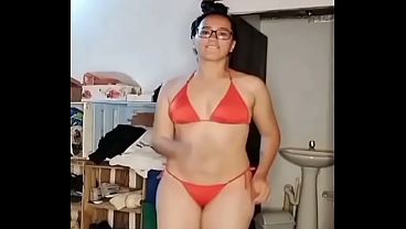“La colombiana que todos están viendo en bikini ”