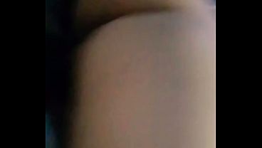 MIRA COMO HACE LA CARA DE PLACER ESTA LINDA PERRITA CUANDO ESTA ENCIMA DE UNA VERGA