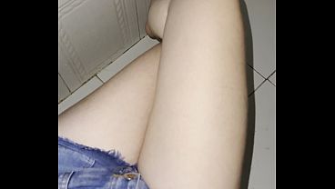 pequeña colombiana se masturba en el baño de la fiesta