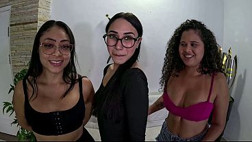 Três gostosa entre elas a novinha que acabou de completar seus 18 aninhos – Julia Costa
