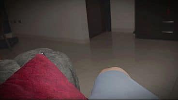 A escondidas espio a mi hermanastra en su cuarto y me la termina mamando