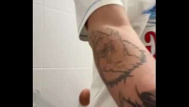 Colocando dildo gigante escondido no banheiro