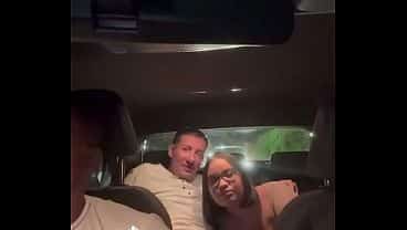 CORNO PAGOU A MAIS PRO MOTORISTA DA UBER FODER O CUZINHO DA ESPOSA GOSTOSA SEM CAMISINHA Motorista gozou dentro