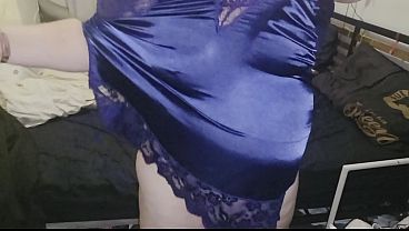 Dildo leads to heavy panting and orgasm for bbw