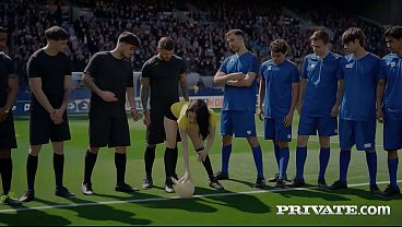 Emily Pink inaugurates the World Cup with a gangang