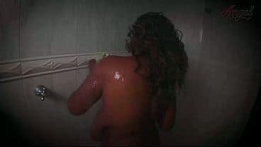 Fodendo no banheiro do meu marido enquanto o corno está comigo fodendo minha buceta