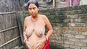 Mast Books Hai Bhabhi Ki Bare Bare Dudh Apne Books Me Sabun Lagate Hue