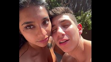 Mi esposa asiatica de tetas enormes me saca la leche en la terraza mientras en vecino mira- Yasmina khan- Brady Bud