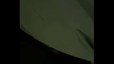 Novinha se exibindo no estacionamento público