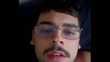 Novinho dotado parrudo batendo falando putaria até gozar