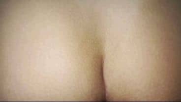 Preciosa latina caliente de 18 Morrita mexicana de 18 años vive un romance explosivo con el novio de su mejor amiga. En la privacidad de la casa, la pasión y la locura se desatan con sudor y deseo,