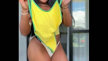 Puta casada experimentando looks do Brasil para se exibir durante a copa do mundo