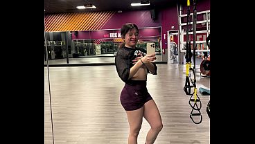 Sexy Latin shows off her body at the gym