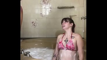 trocando de mulher com meu amigo no banho