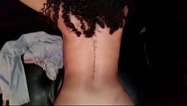 Como mueve ese culo Morrita mexicana de 18 años explora un romance prohibido con el novio de su mejor amiga. Quedan solos en casa y la pasión, sudor y locura desatada llenan cada rincón,