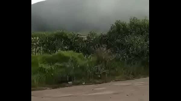 Conductor que contrato mi papa me hace chupar su verga en carretera solitaria