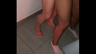 Essa casadinha brasileira é muito puta! Marido chamou o funcionario para sua casa e o safado pauzudo fudeu a esposinha do corno e a safada ainda humilhou o corno.