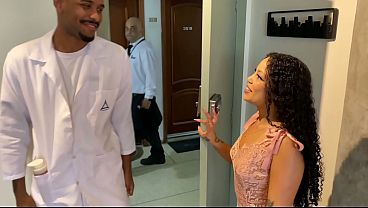 Fui traido mais uma vez – Esposa safada, estava na aula de massagem e fudeu com o massagista e a amiga na frente do marido corno manso.