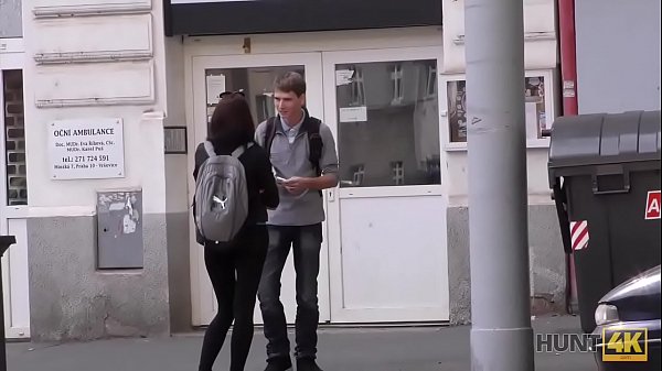 HUNT4K. Langweiliger Hahnrei wird dafür bezahlt, zu sehen, wie seine Freundin zur Schlampe wird
