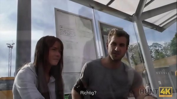 HUNT4K. Sexy Schönheit mit Kniestrümpfen unter meiner Kontrolle