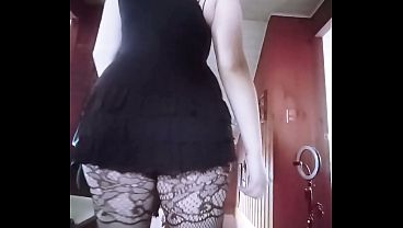 Linda gótica caliente Mueve su enorme culo muy rico!