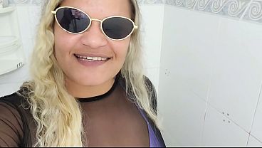 Loira latina gozando para José