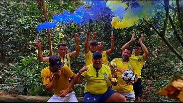 No final do jogo do Brasil todos foram terminar a festa no meio da mata fudendo gostoso