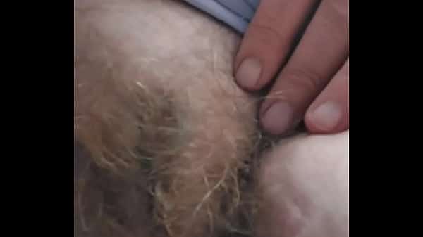 Oma zonder slipje buiten