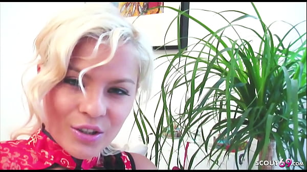 Schlanke blonde Maus Jasmine spritzt erst ab und schluckt dann deine Wichse – German POV